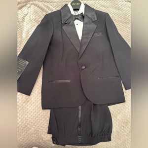 ELEGANT Special Occasion SUIT (NEW) 
5 piece. Jacket, Pants, Vest, Shirt & Tie.